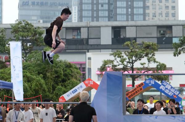 玩家需要在几条铁轨之间来回穿行