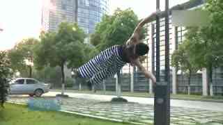 知名雕像制造商Pure Arts在推特里晒出了《刺客信条：影》真人比例大小的弥助与奈绪江雕像照片